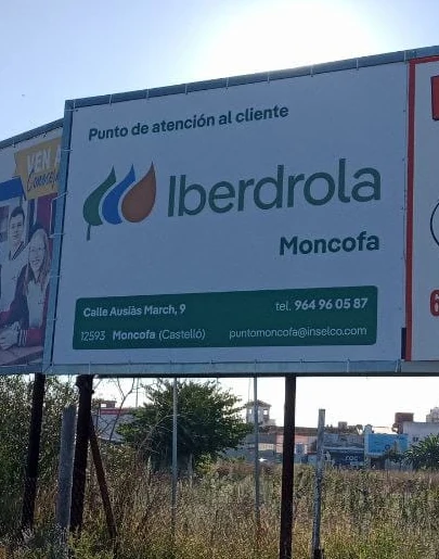 Lona de Iberdrola Moncofa con la dirección y los datos de contacto del punto de atención al cliente