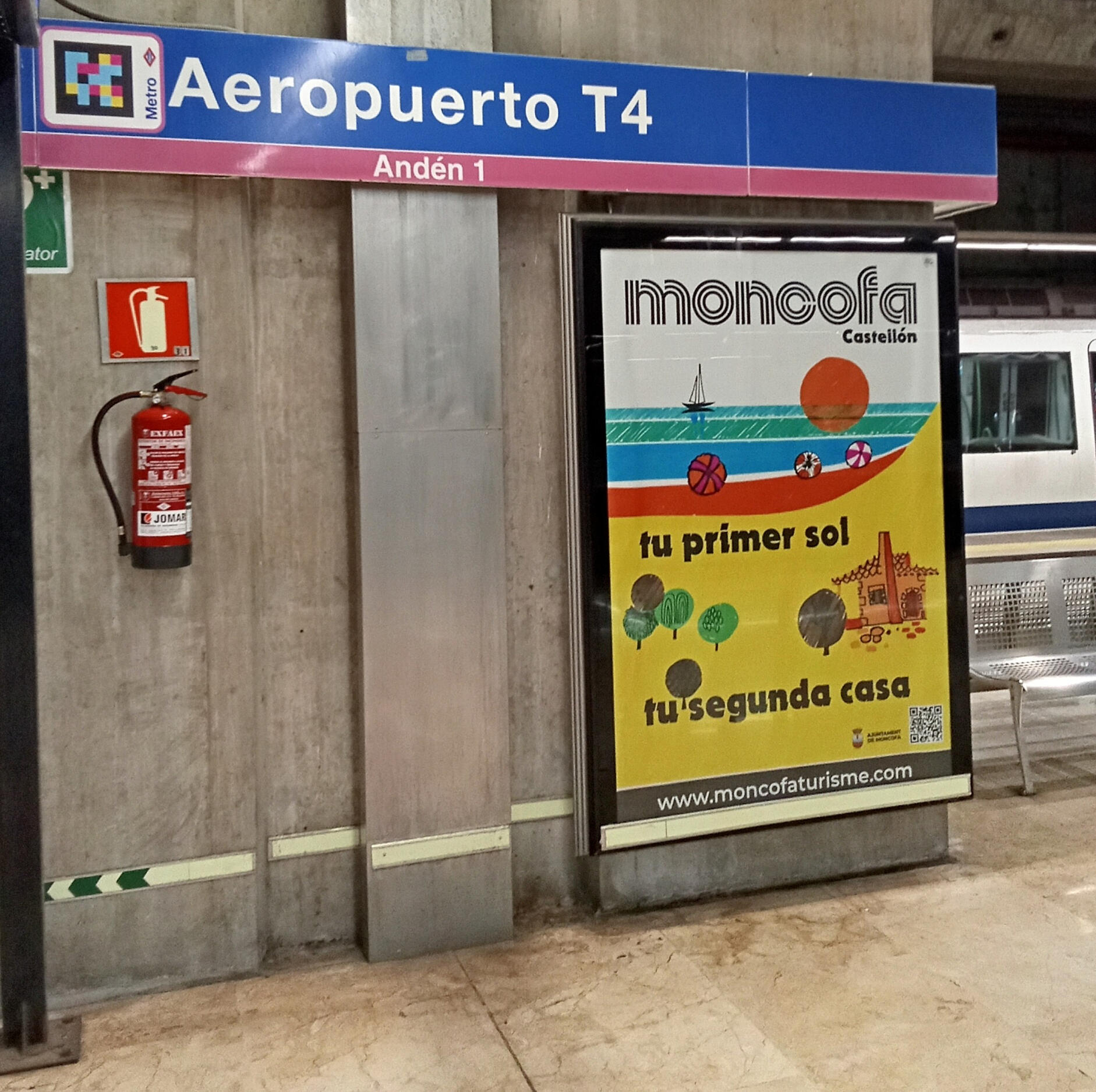 Campanya de Moncofa Turisme instal·lada a l'estació Aeroport T4 de Madrid