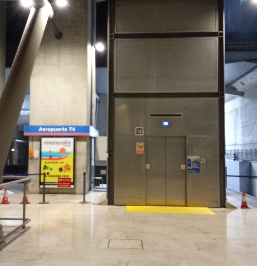 Mupi ubicado junto ascensor en metro T4 aeropuerto Madrid
