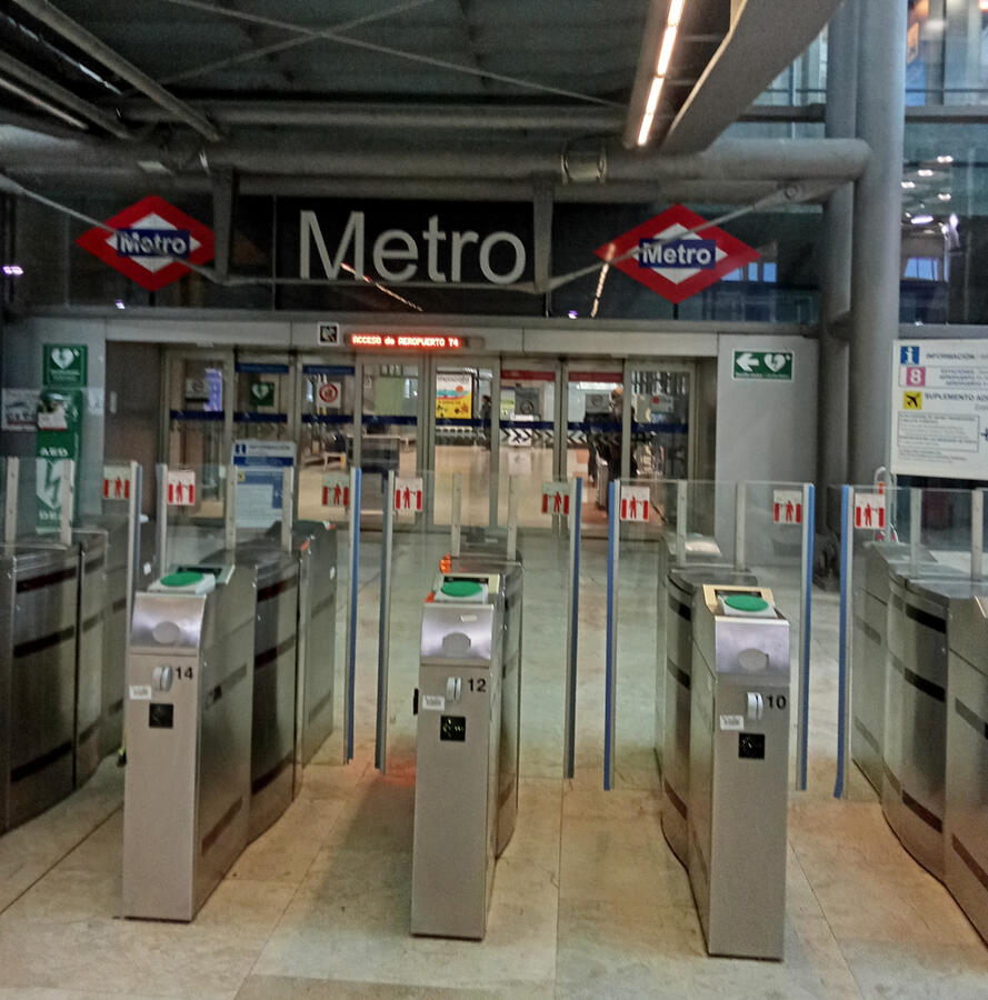 Mupi en vestíbulo aeropuerto Madrid T4