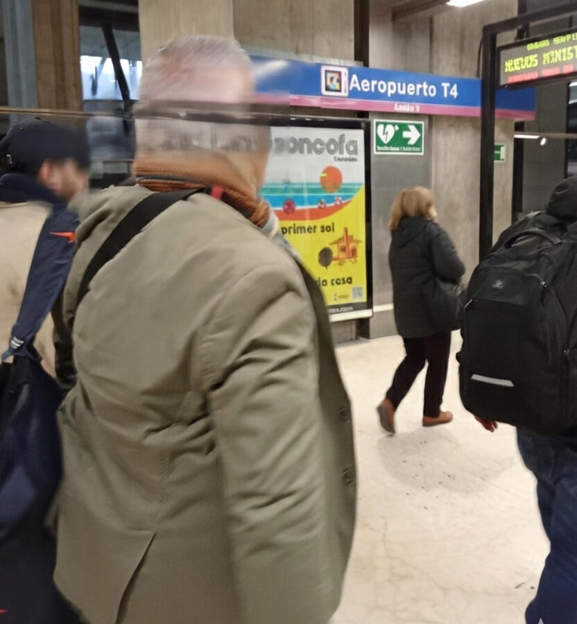 mupi de impacto a los conmuters que llegan en metro a la T4 del aeropuerto de Madrid