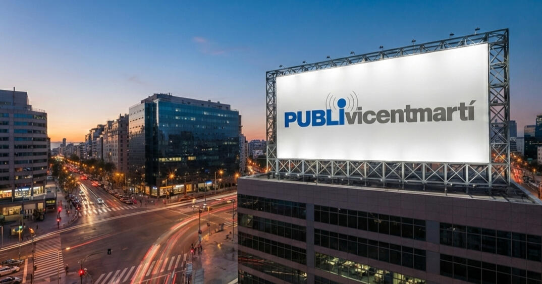 Gran suport publicitari de PUBLIvicentmartí integrat en un entorn urbà