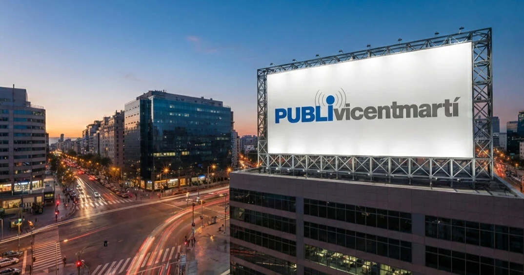 Gran soporte publicitario de PUBLIvicentmartí integrado en un entorno urbano
