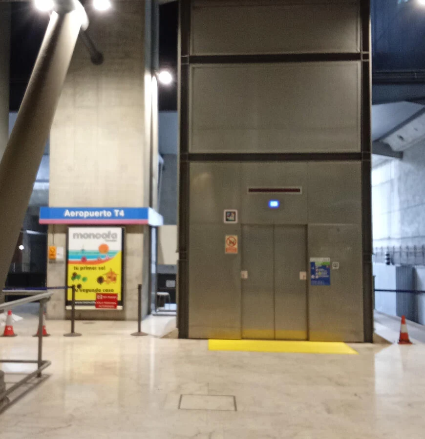 OPI de Moncofa Turisme junto al ascensor de la T4