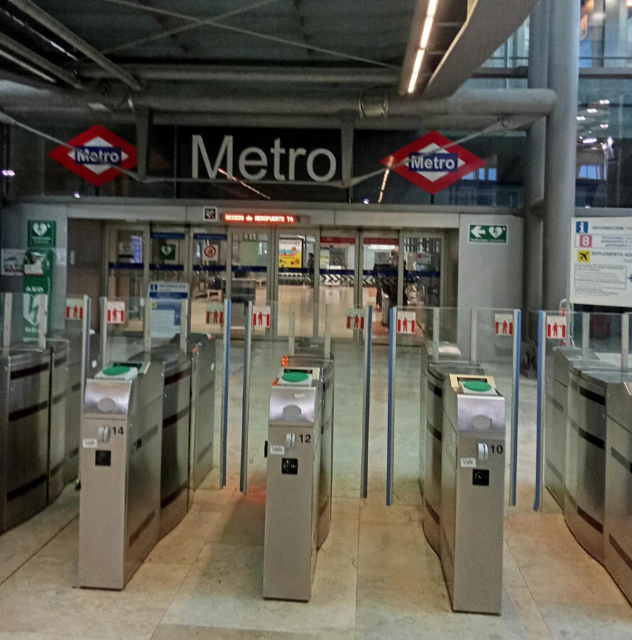 OPI de Moncofa Turisme en el vestíbulo de la T4
